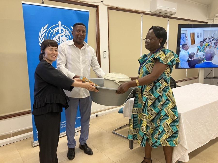 presentation of MMDP kits to nurses together with Minister Nascimento Matos